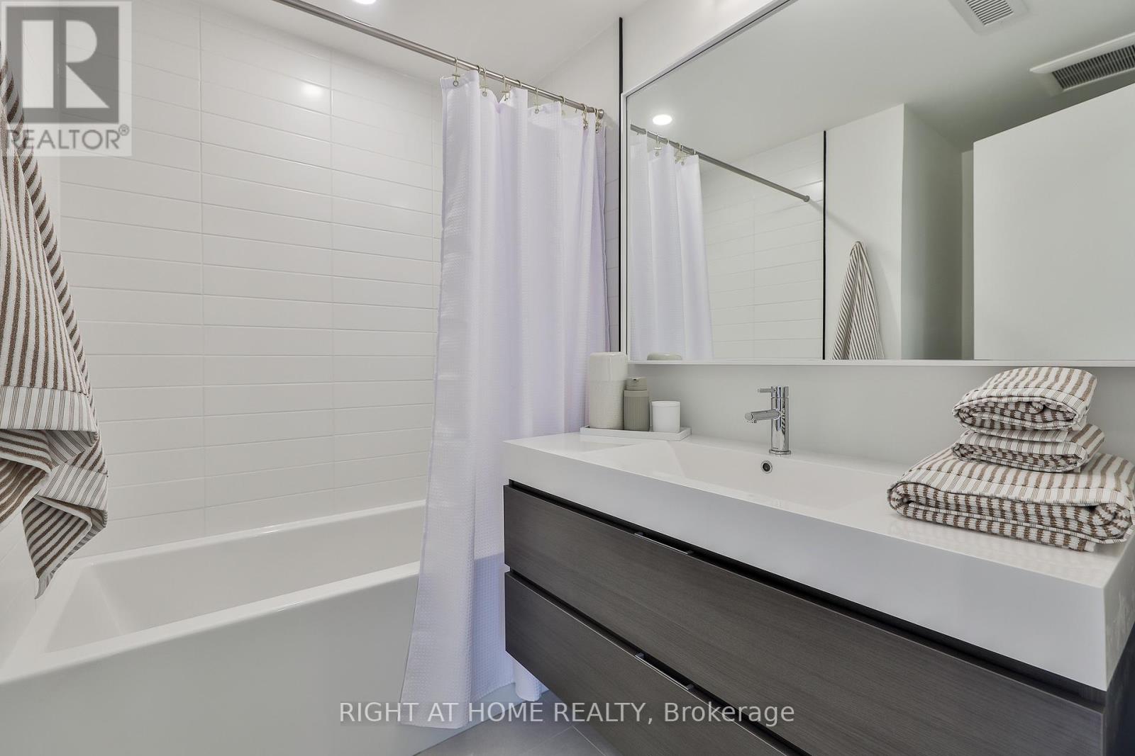 Centre - 2343 Gerrard Street E, Toronto (East End-Danforth), Ontario  M4E 2E6 - Photo 24 - E12055837