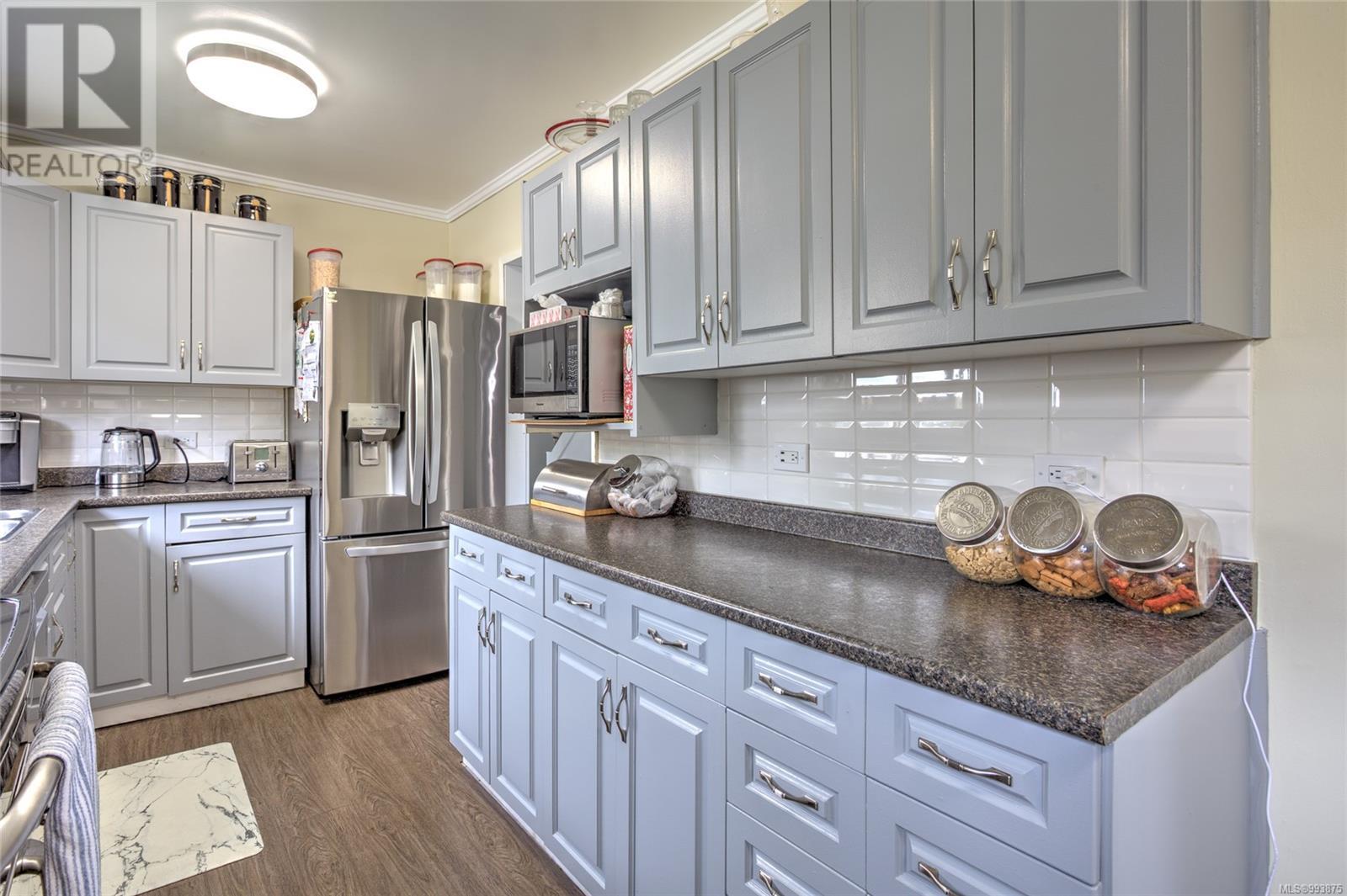 Property at 48 Hemlock St image 5