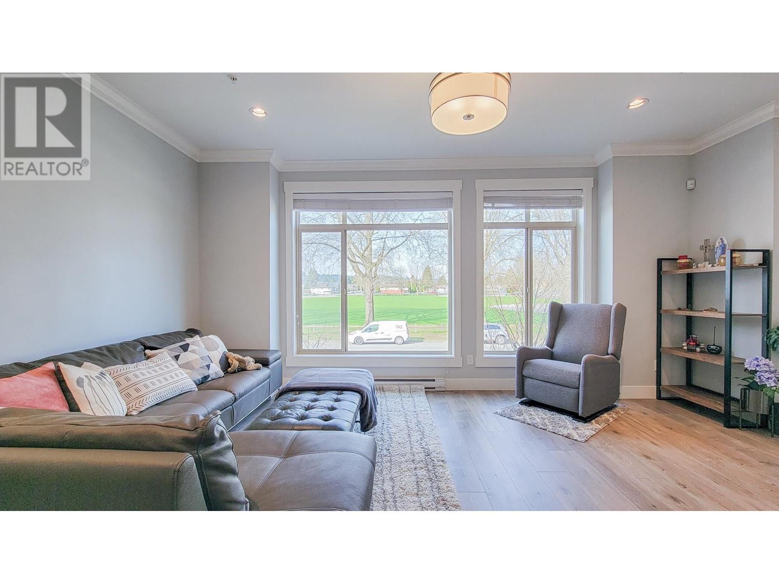 Property at 3 3126 WELLINGTON STREET image 1