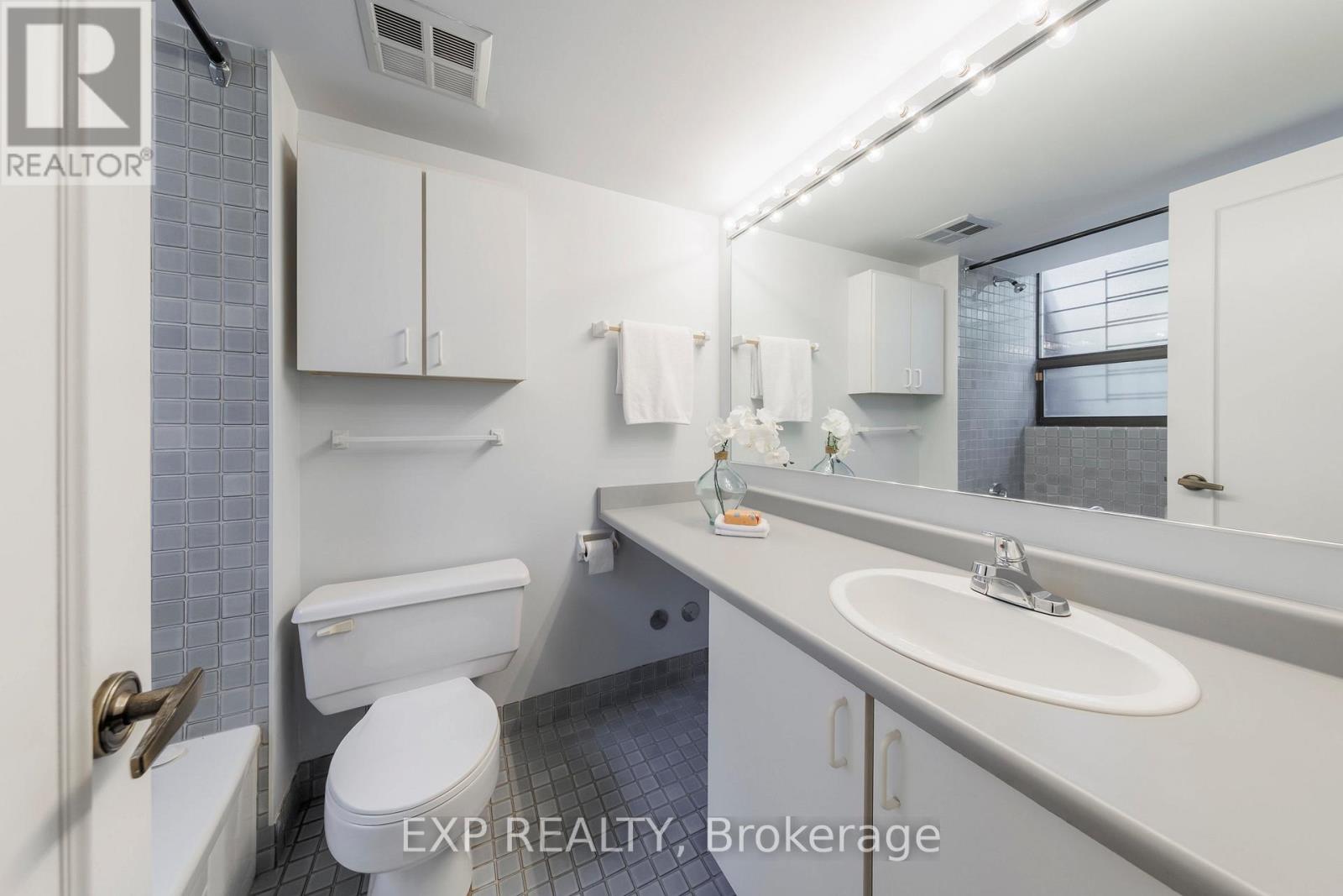 25 Dundonald Street, Toronto, Ontario  M4Y 1K3 - Photo 25 - C12056273