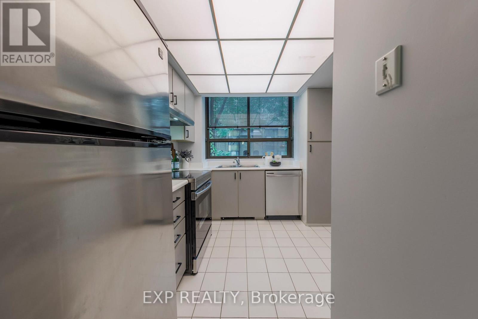 25 Dundonald Street, Toronto, Ontario  M4Y 1K3 - Photo 6 - C12056273