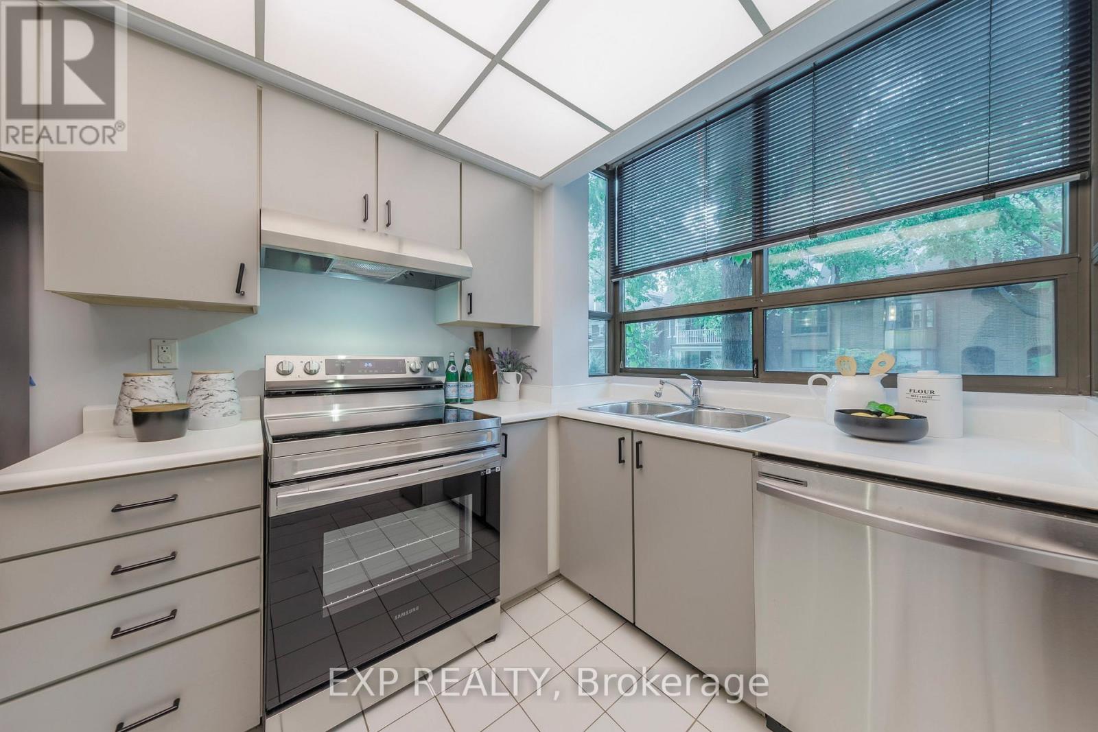 25 Dundonald Street, Toronto, Ontario  M4Y 1K3 - Photo 8 - C12056273