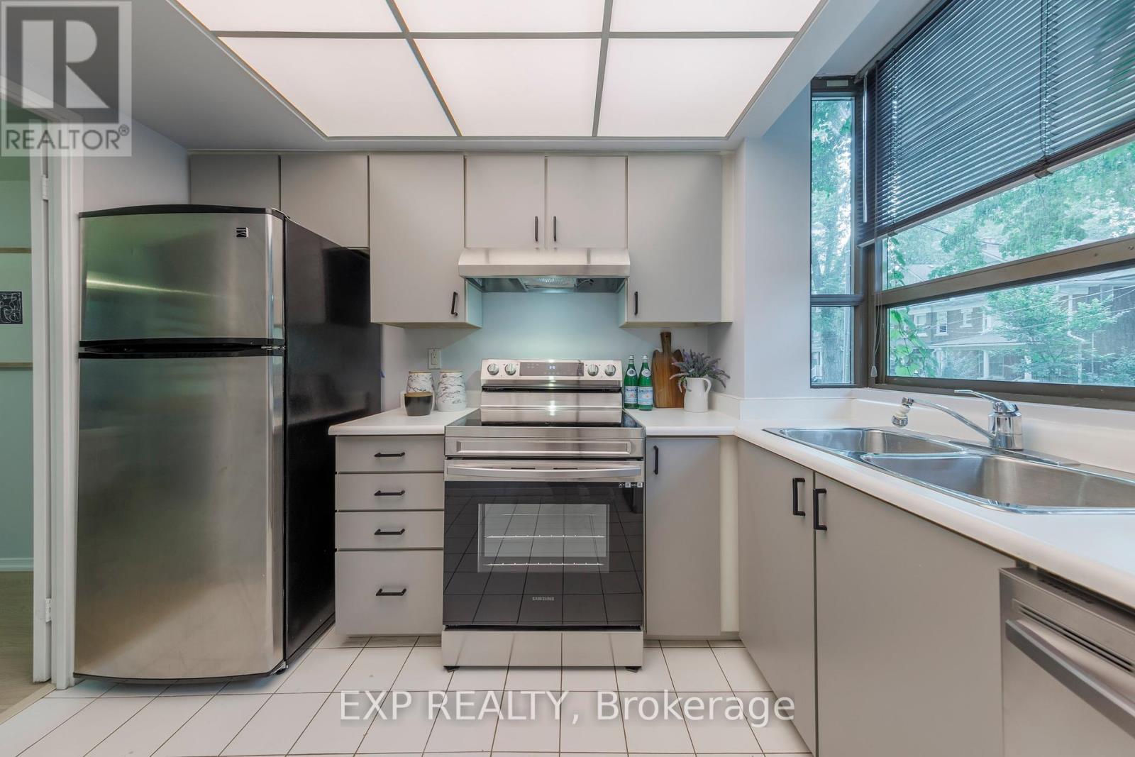 25 Dundonald Street, Toronto, Ontario  M4Y 1K3 - Photo 9 - C12056273