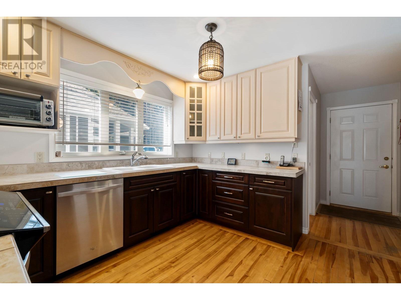 Property at 2572 Bayview Road image 3