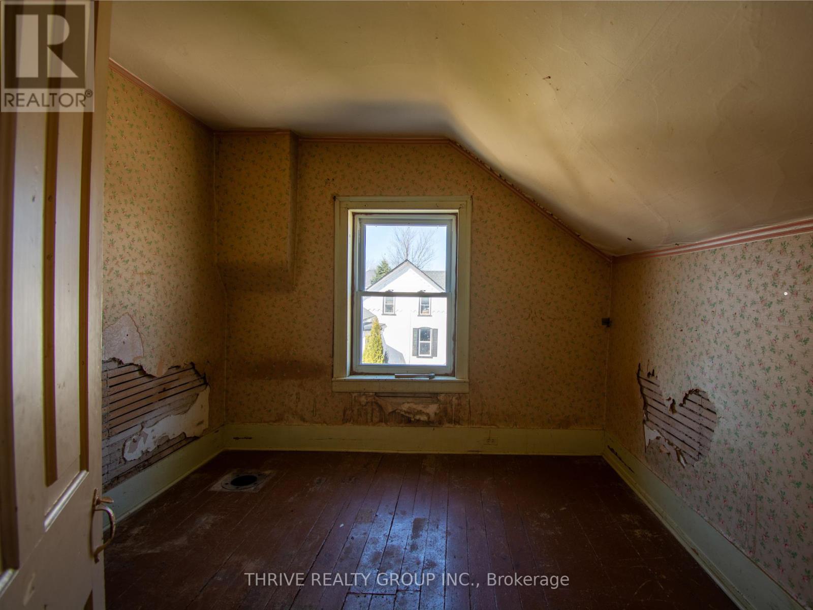 Photo 11 of 14 for 20 King Street N