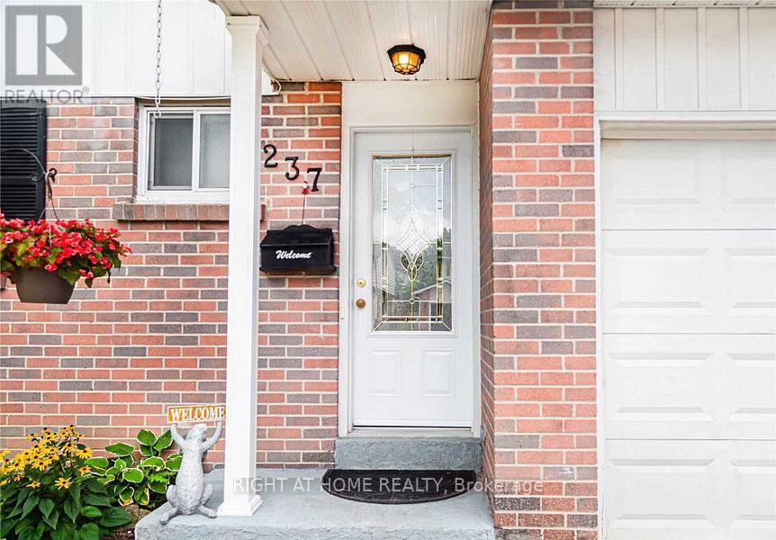 237 Thoms Crescent, Newmarket, Ontario  L3Y 1C9 - Photo 2 - N12056564