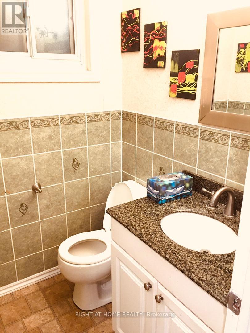 237 Thoms Crescent, Newmarket, Ontario  L3Y 1C9 - Photo 3 - N12056564