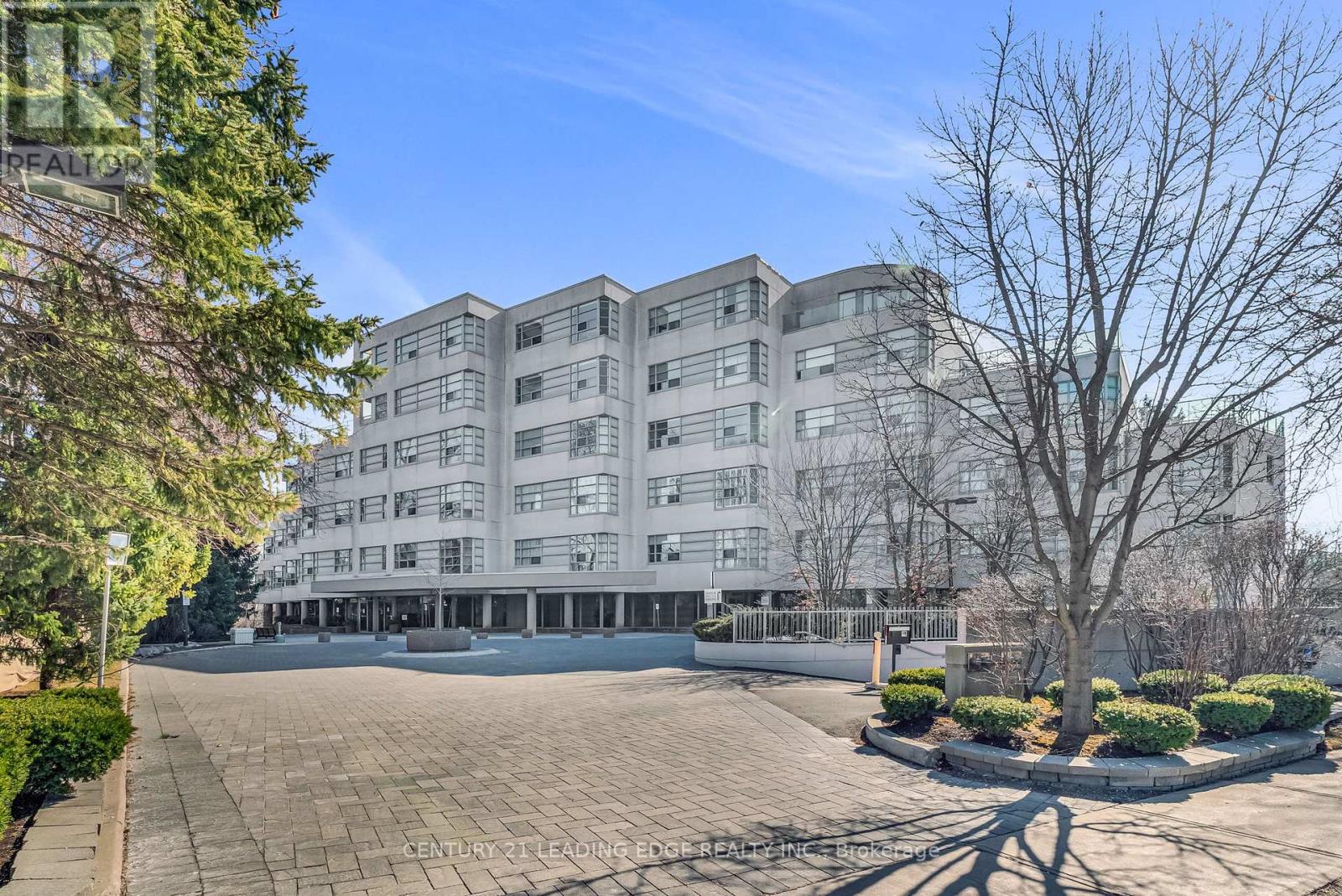 Property at 208 - 1 WATERGARDEN WAY image 1
