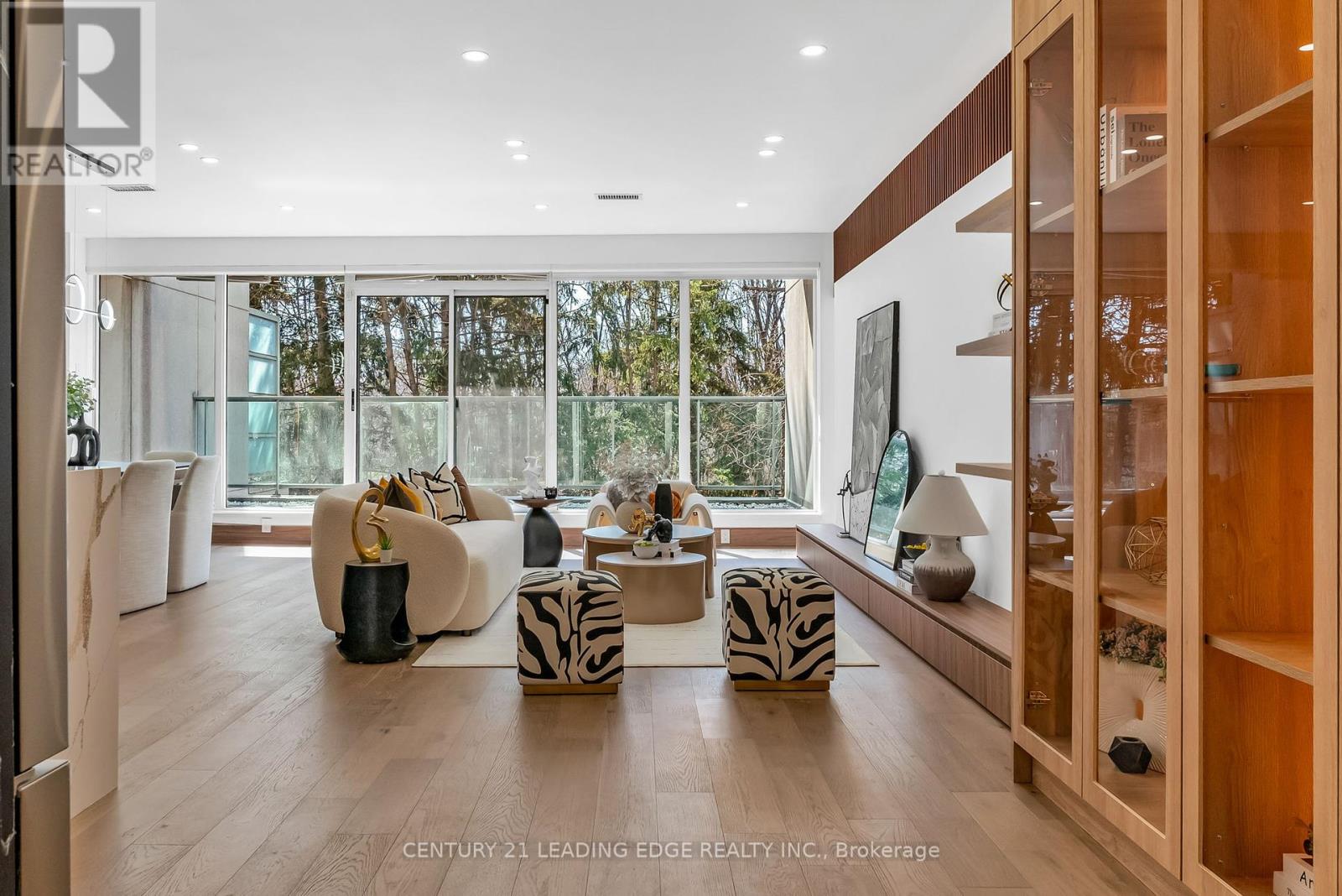 Property at 208 - 1 WATERGARDEN WAY image 3