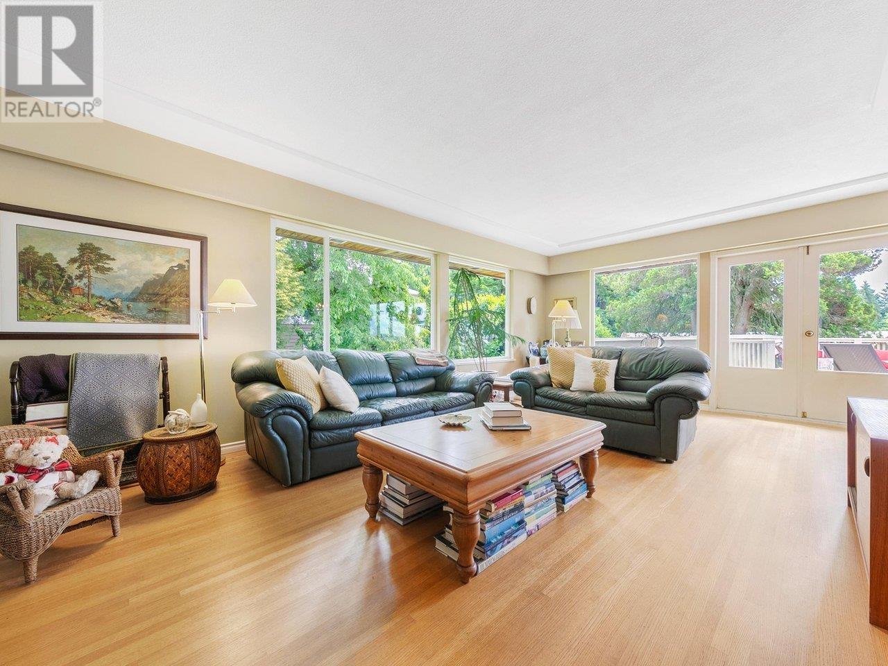 430 Genoa Crescent, North Vancouver, British Columbia  V7N 3B7 - Photo 3 - R2985012