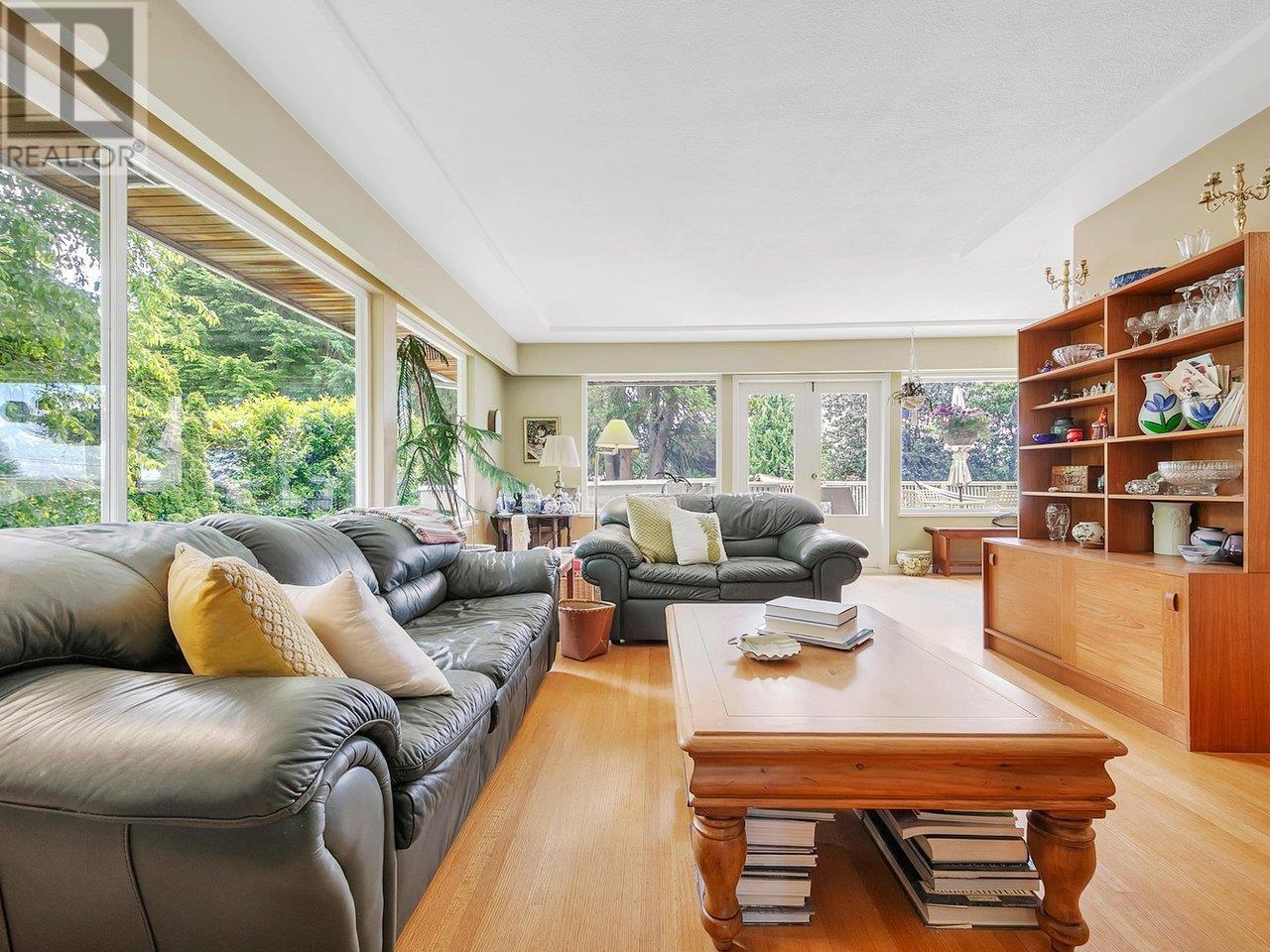430 Genoa Crescent, North Vancouver, British Columbia  V7N 3B7 - Photo 4 - R2985012