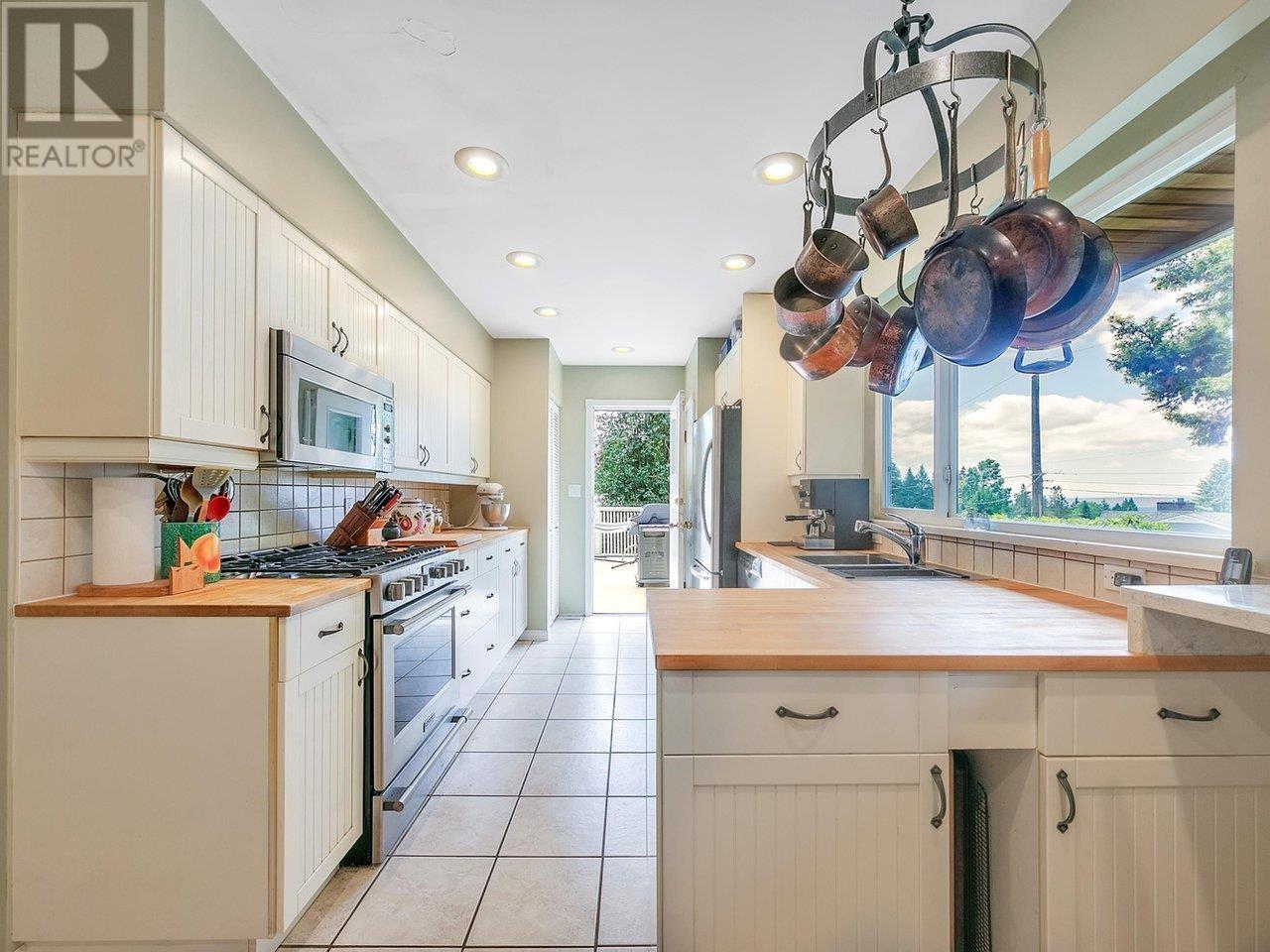 430 Genoa Crescent, North Vancouver, British Columbia  V7N 3B7 - Photo 7 - R2985012
