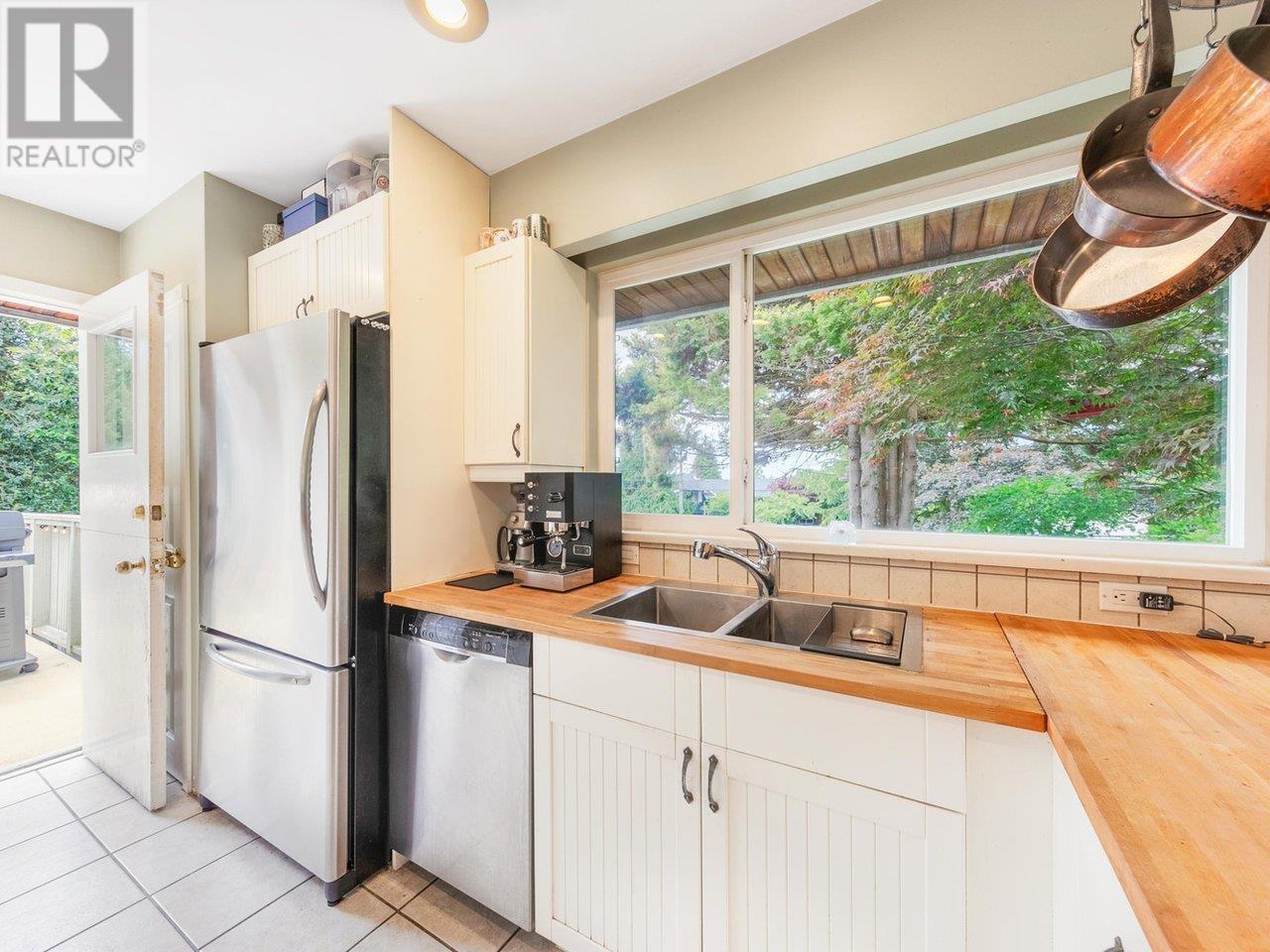 430 Genoa Crescent, North Vancouver, British Columbia  V7N 3B7 - Photo 9 - R2985012