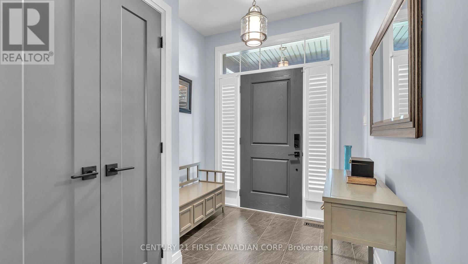 697 Barker Street, Strathroy-Caradoc (Mount Brydges), Ontario  N0L 1W0 - Photo 2 - X12056825