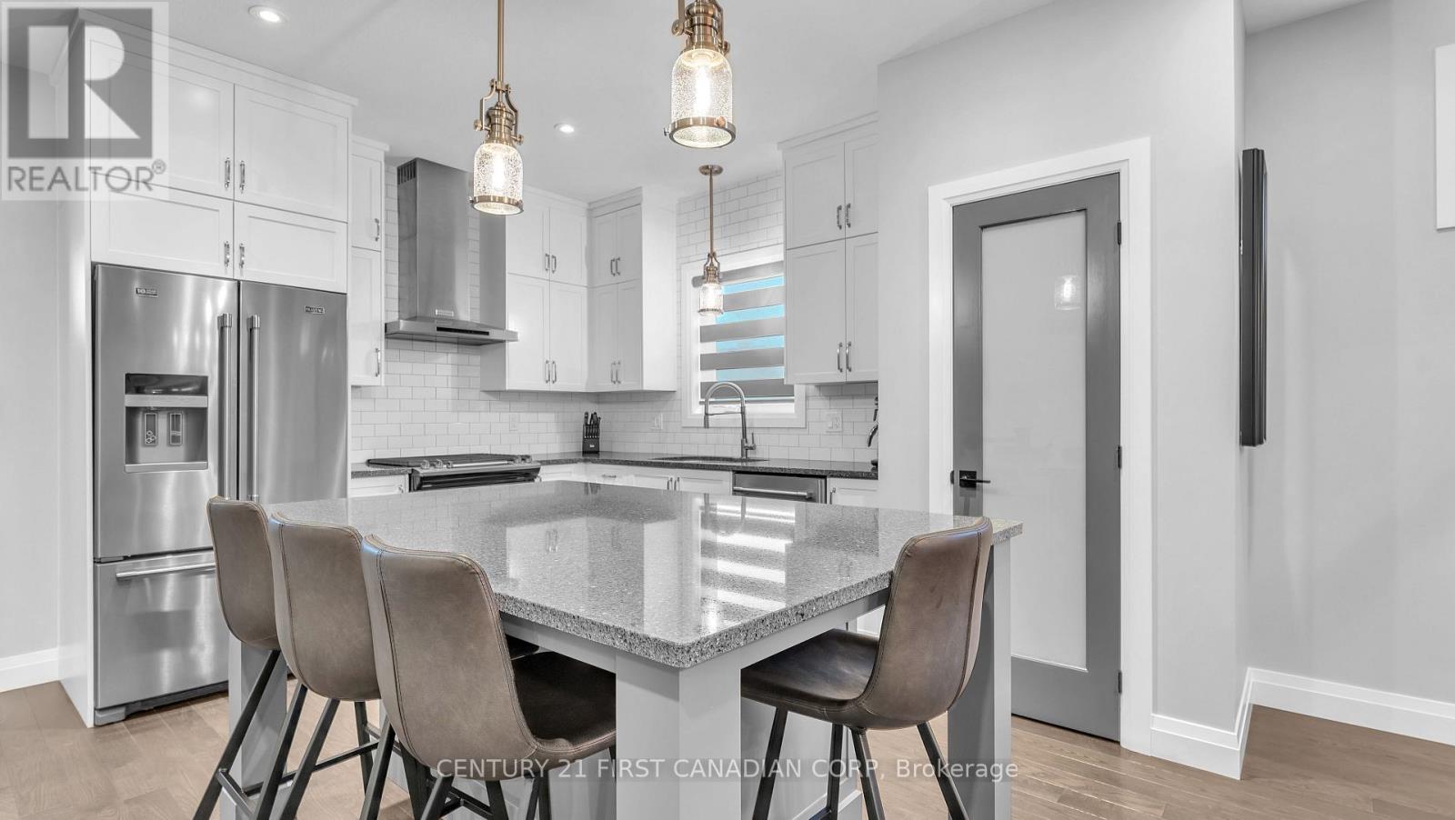 697 Barker Street, Strathroy-Caradoc (Mount Brydges), Ontario  N0L 1W0 - Photo 6 - X12056825