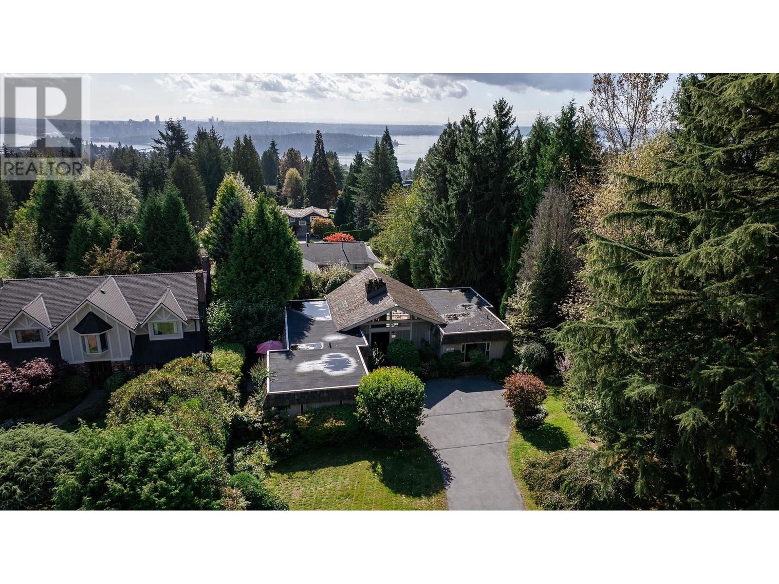 Property at 1192 CHARTWELL CRESCENT image 3