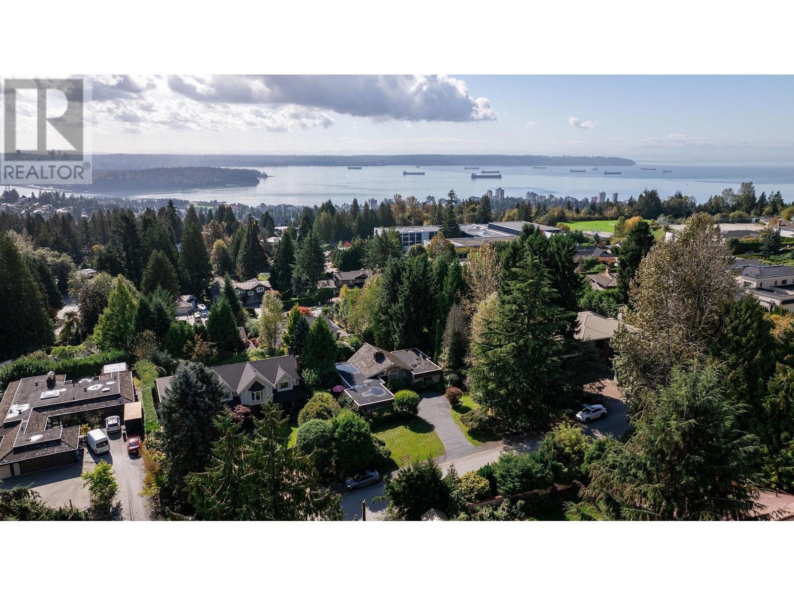 Property at 1192 CHARTWELL CRESCENT image 4