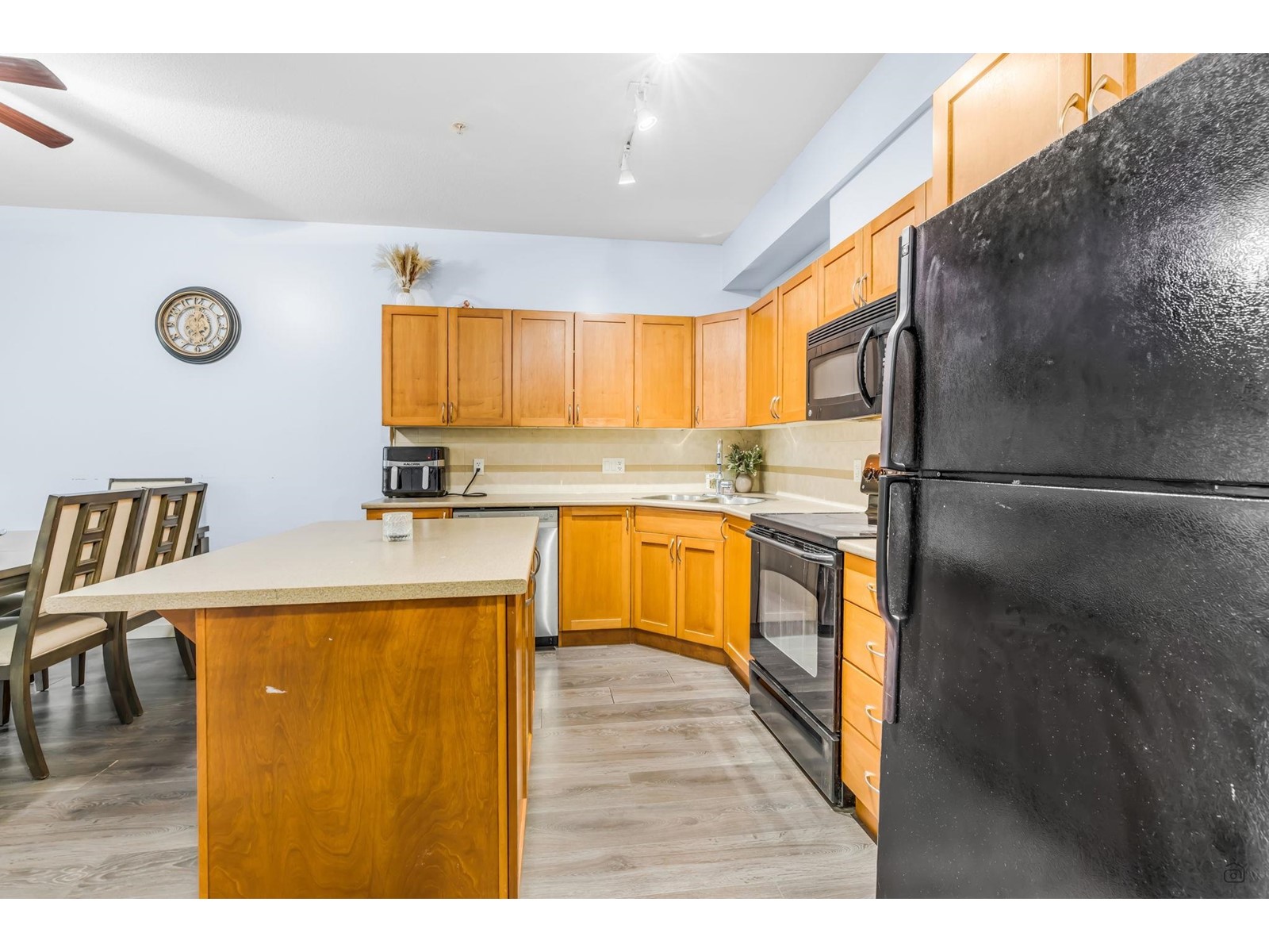 Property at 203 33318 E BOURQUIN CRESCENT image 4