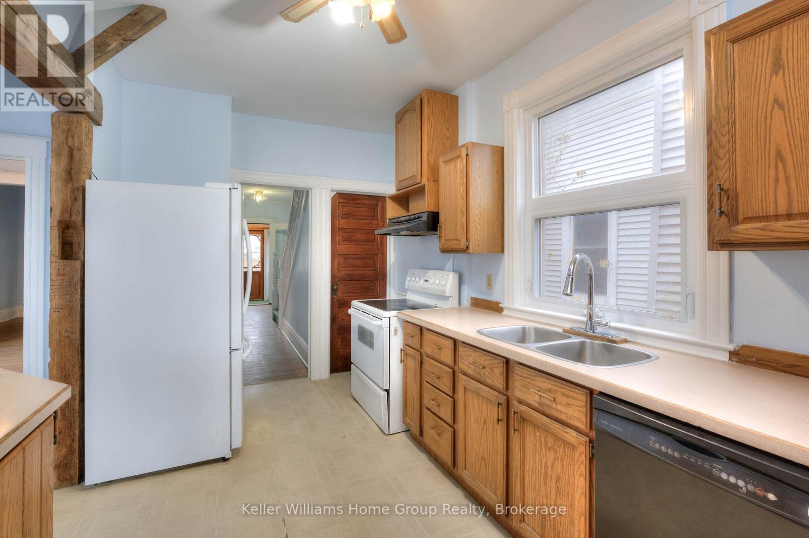 Photo 17 of 41 for 27 Hiawatha Street