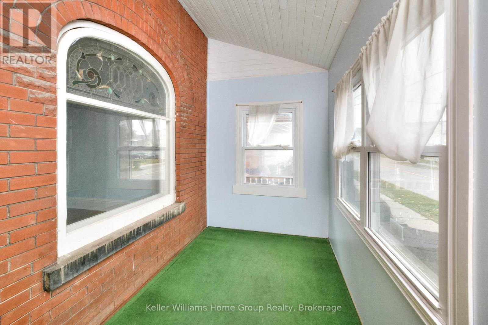 Photo 5 of 41 for 27 Hiawatha Street
