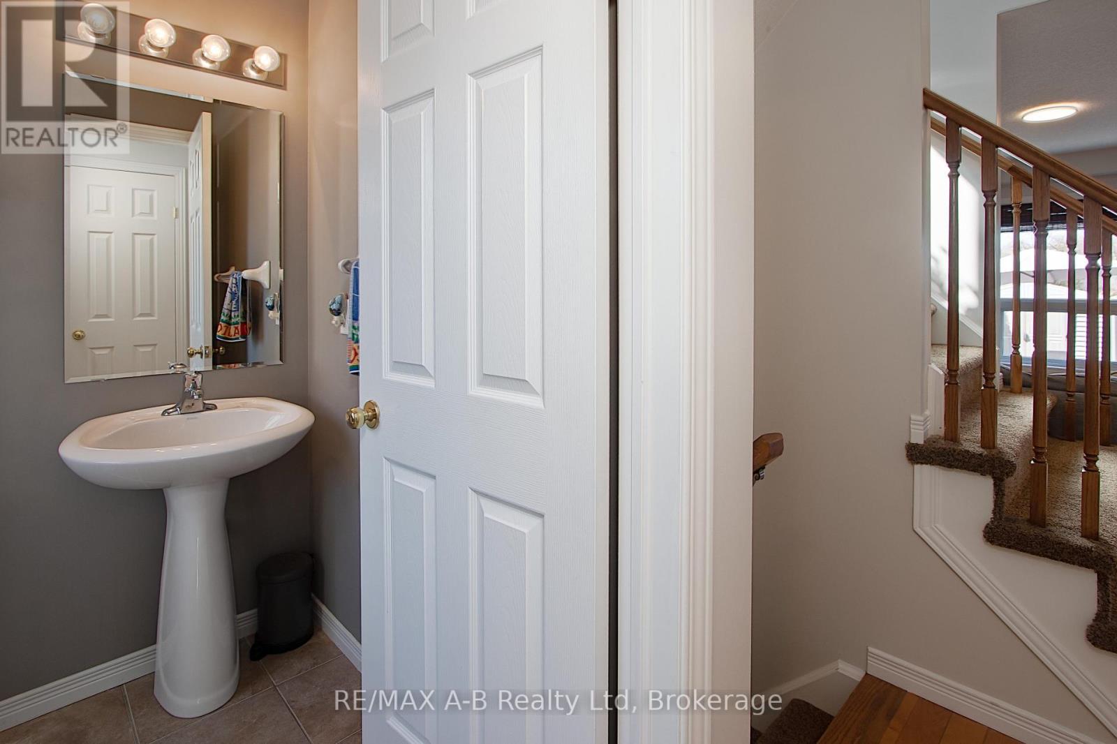 35 Pond View Drive, Wellesley, Ontario  N0B 2T0 - Photo 4 - X12057089