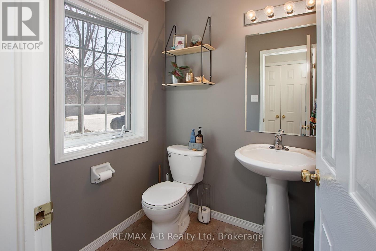 35 Pond View Drive, Wellesley, Ontario  N0B 2T0 - Photo 5 - X12057089