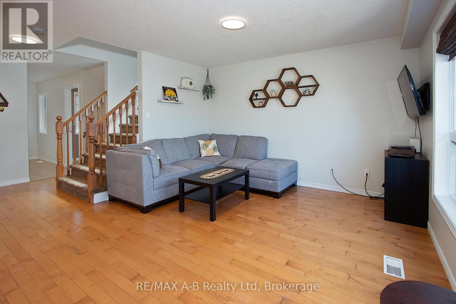 35 Pond View Drive, Wellesley, Ontario  N0B 2T0 - Photo 7 - X12057089