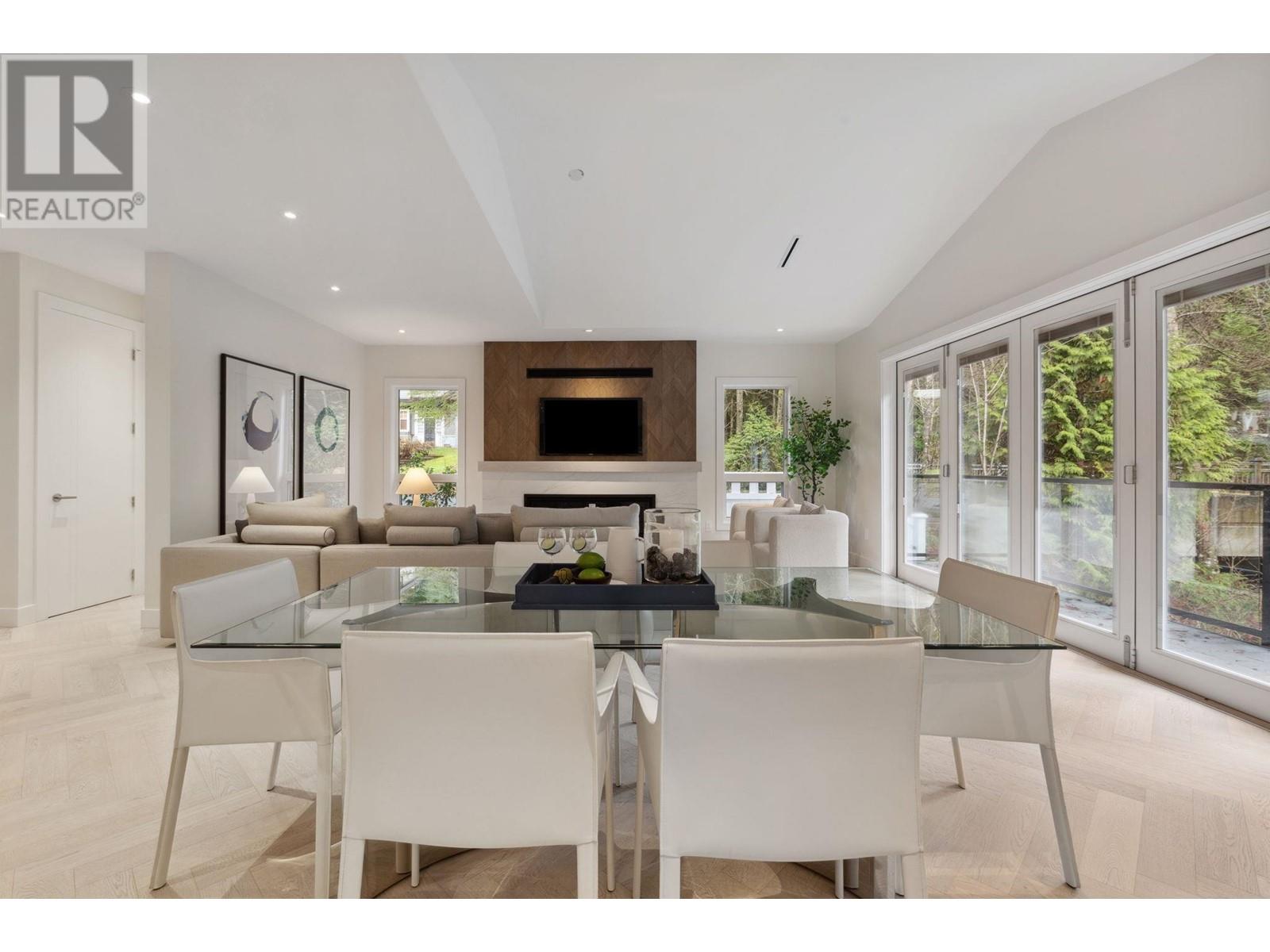 3533 Anne Macdonald Way, North Vancouver, British Columbia  V7G 2S7 - Photo 2 - R2985129