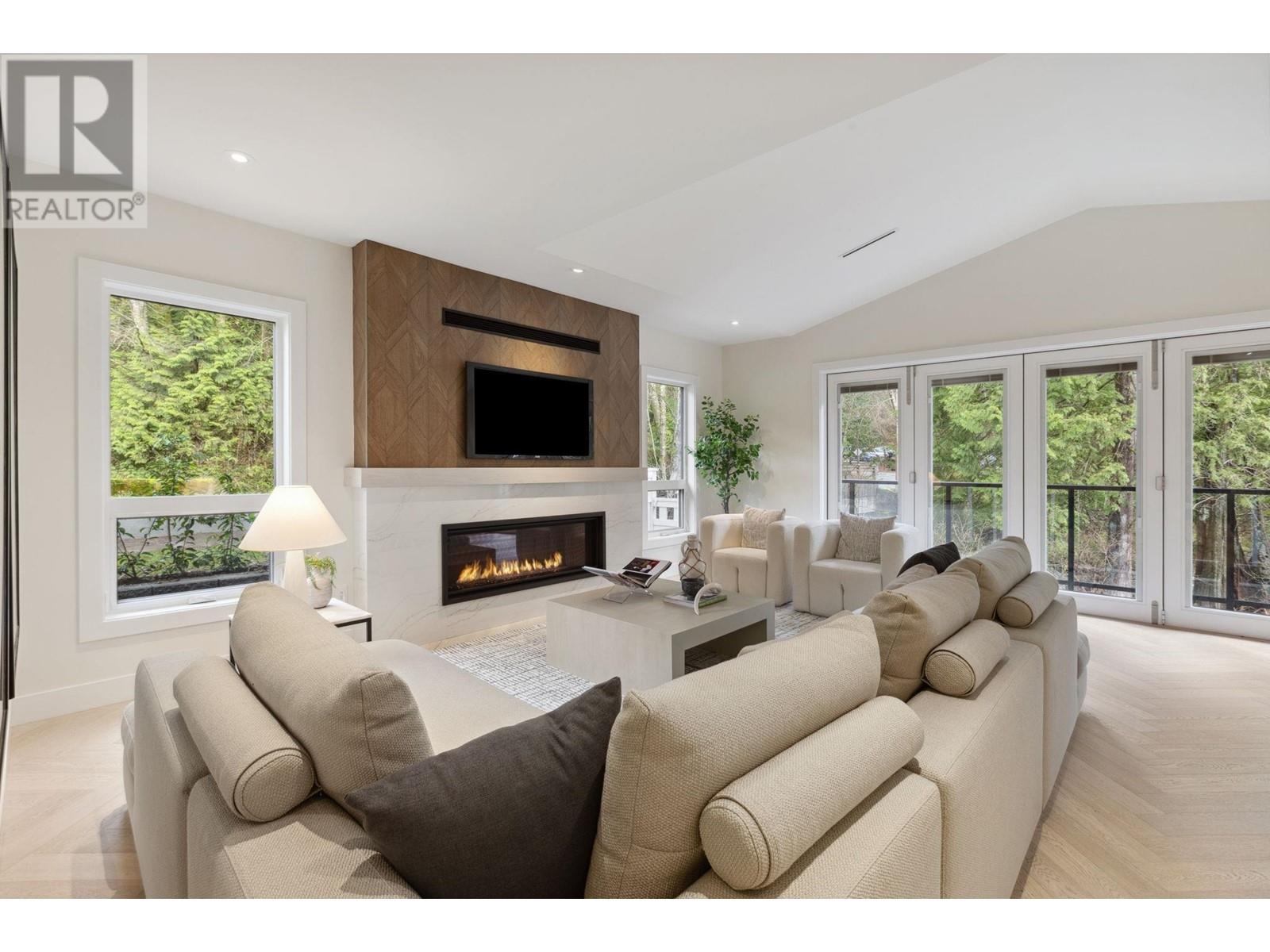 3533 Anne Macdonald Way, North Vancouver, British Columbia  V7G 2S7 - Photo 3 - R2985129