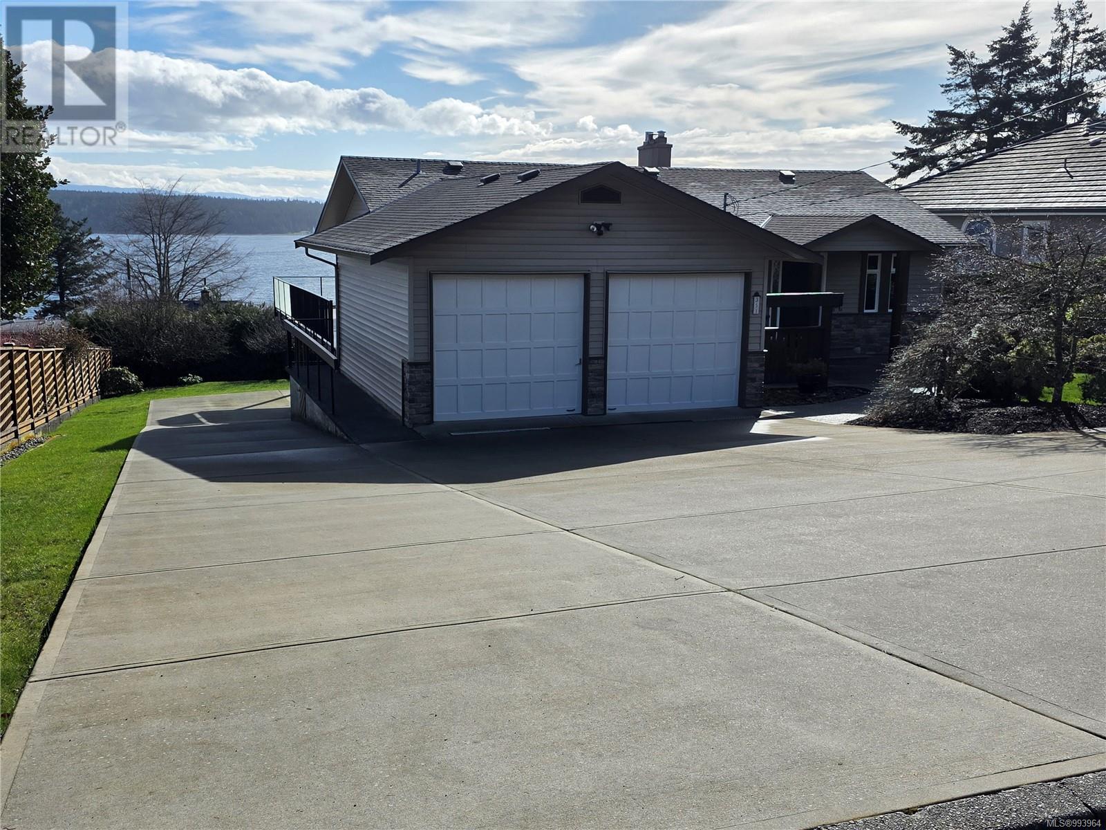 Property at 351 Murphy St S image 2
