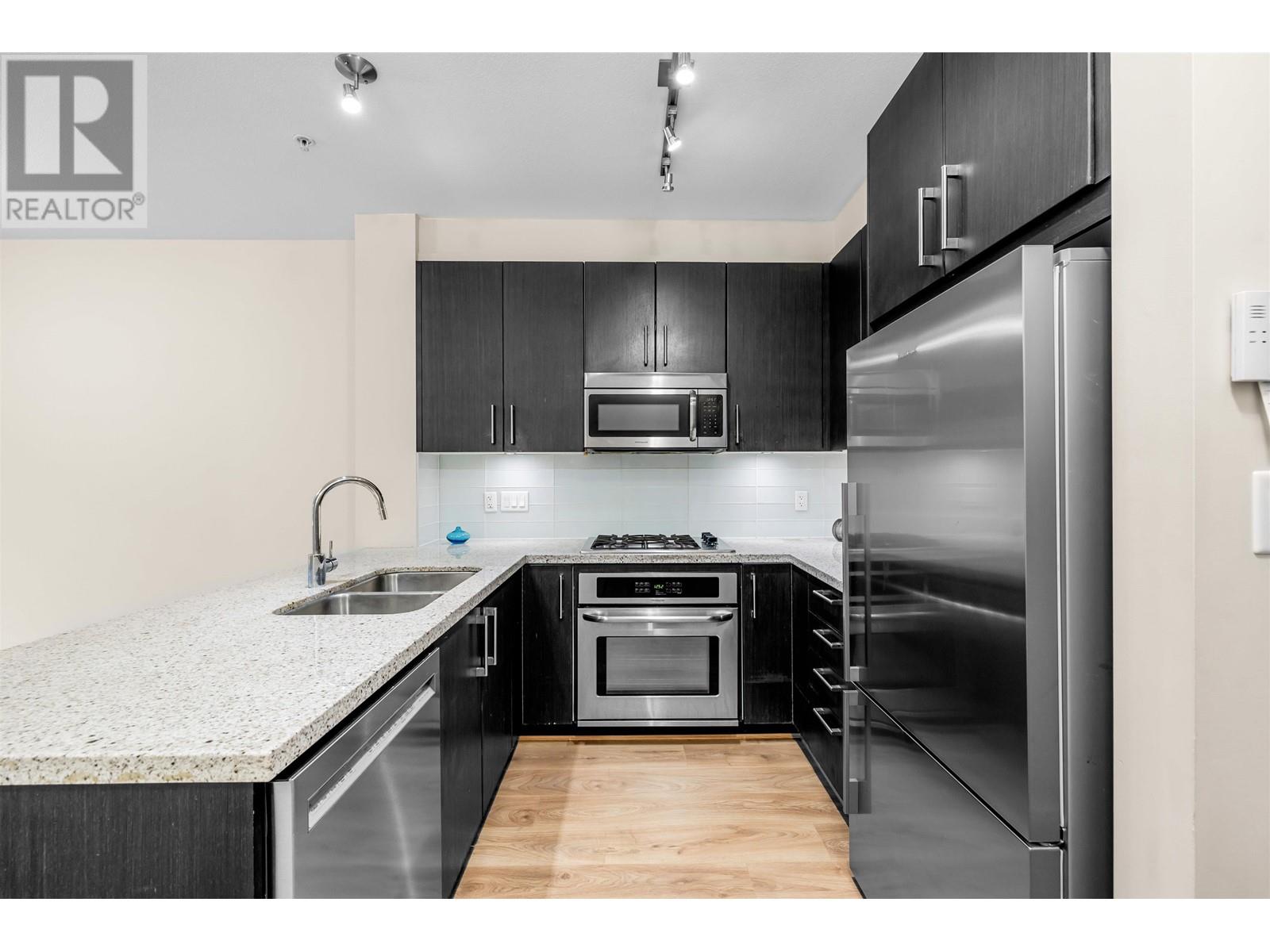 111 139 W 22nd Street, North Vancouver, British Columbia  V7M 0B5 - Photo 3 - R2979267