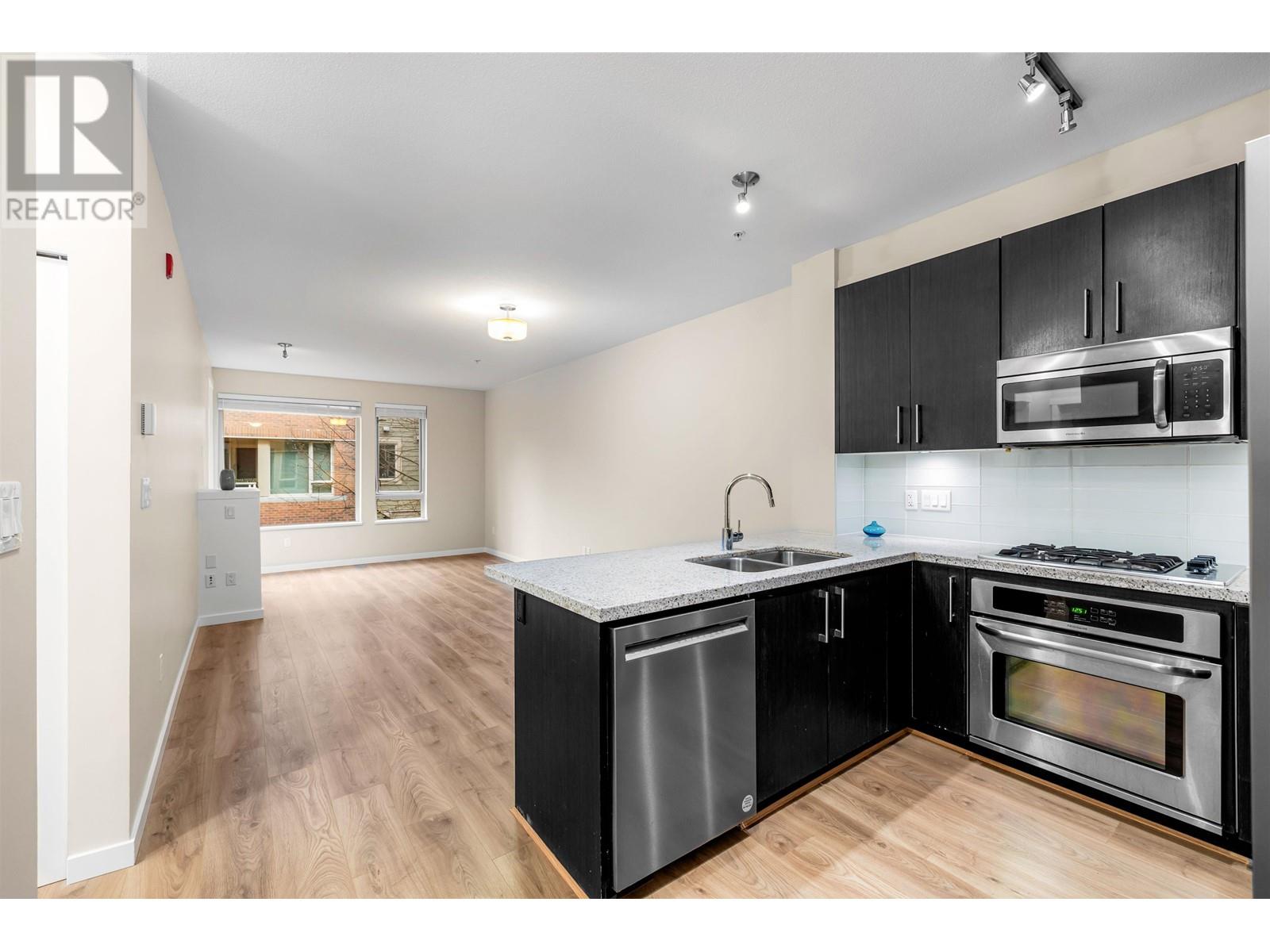111 139 W 22nd Street, North Vancouver, British Columbia  V7M 0B5 - Photo 2 - R2979267