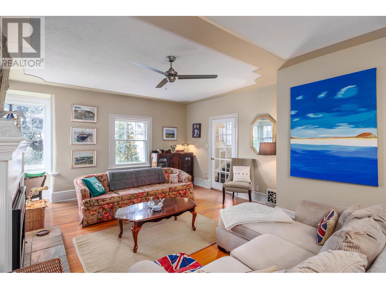 Property at 1537 Lakeview Street image 3