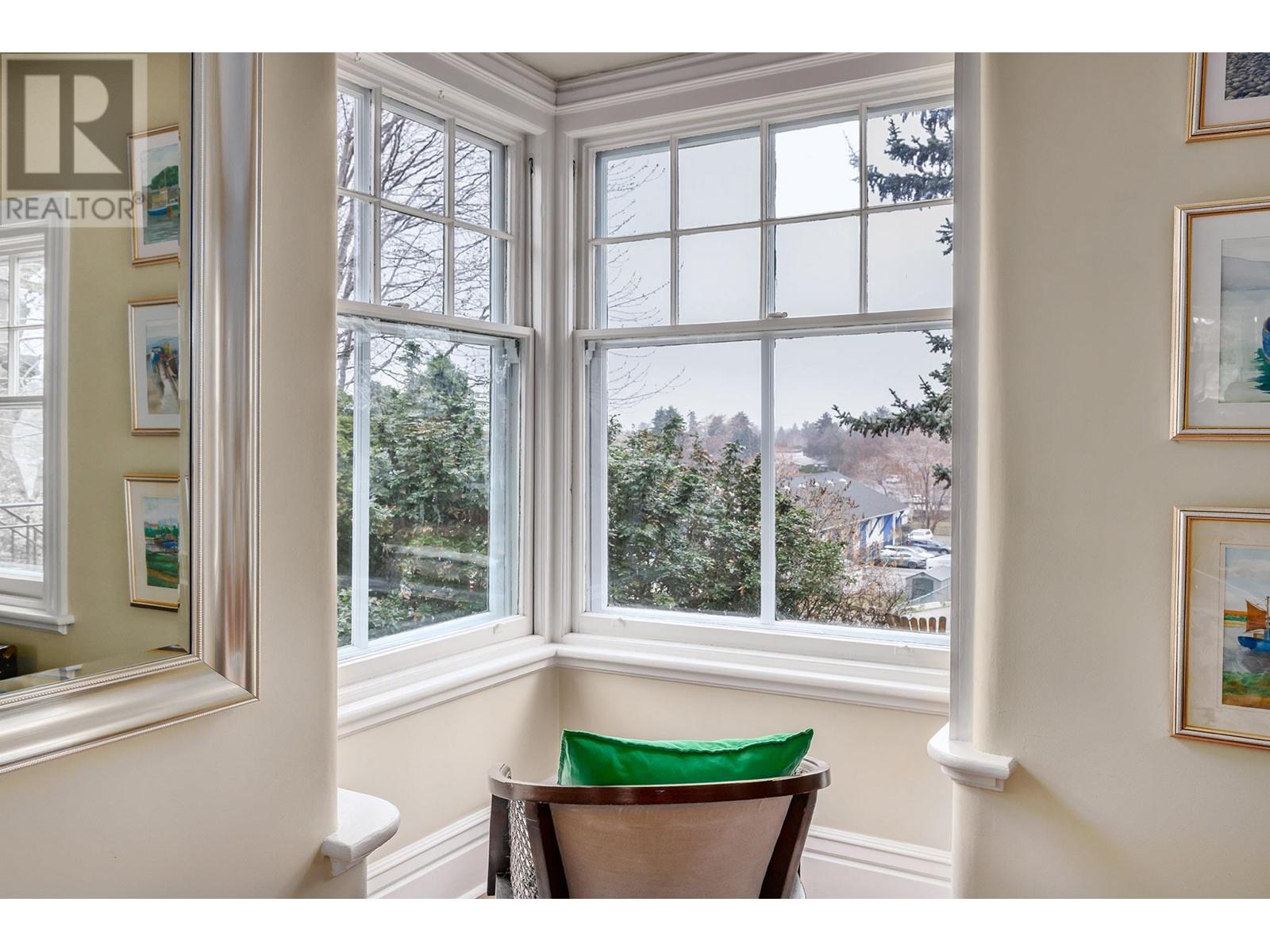 Property at 1537 Lakeview Street image 4