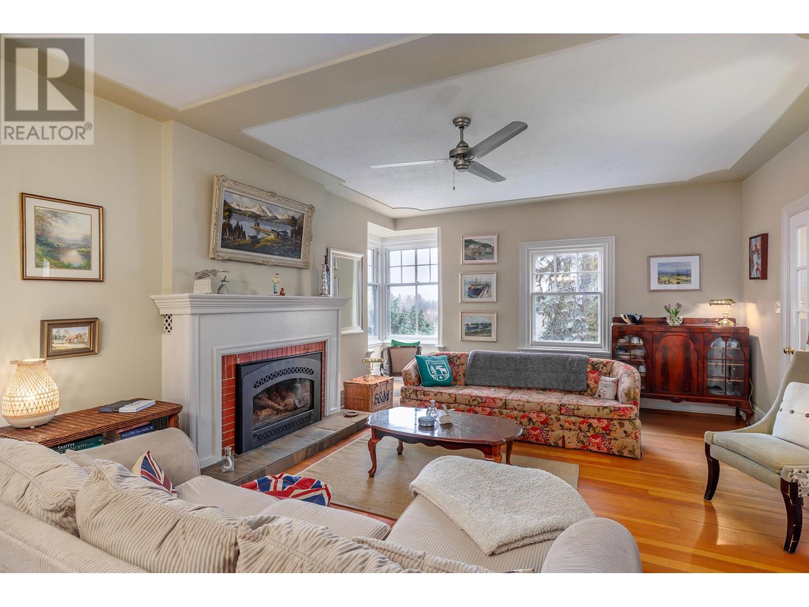 Property at 1537 Lakeview Street image 2