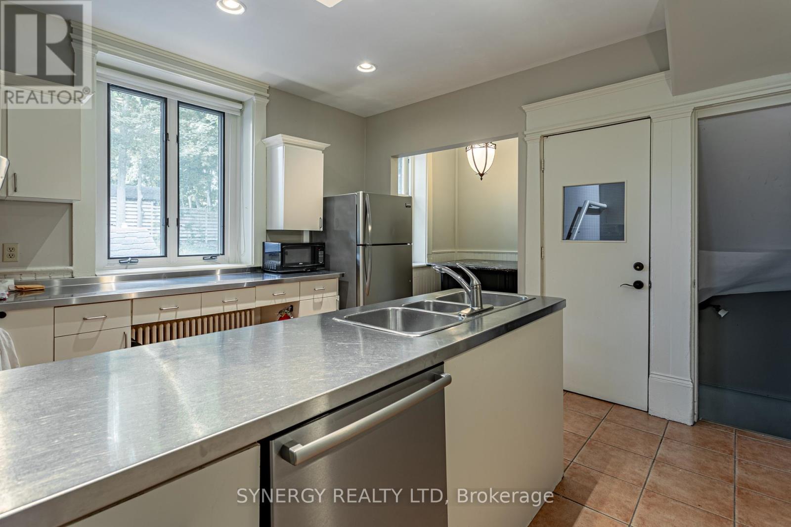 37 Ridout Street S, London South, Ontario  N6C 3W7 - Photo 12 - X12057179
