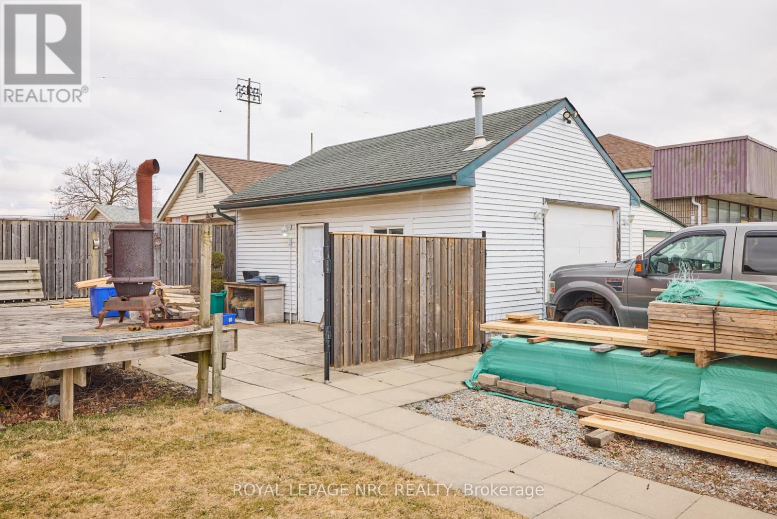 160 Burgar Street, Welland, Ontario  L3B 2S8 - Photo 4 - X12040438