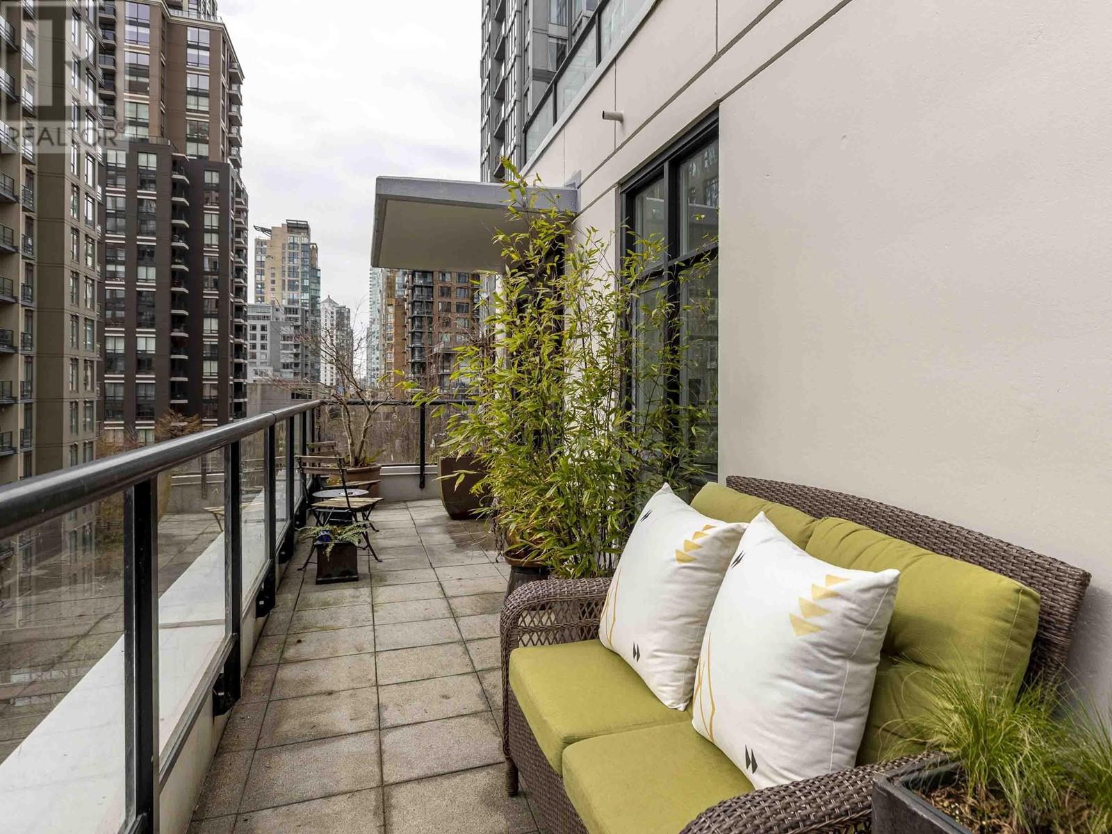 602 988 Richards Street, Vancouver, British Columbia  V6B 8R2 - Photo 1 - R2982851
