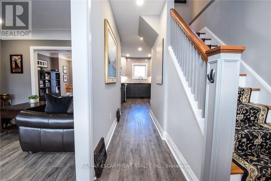 Property at 104 TRAGINA AVENUE S image 2