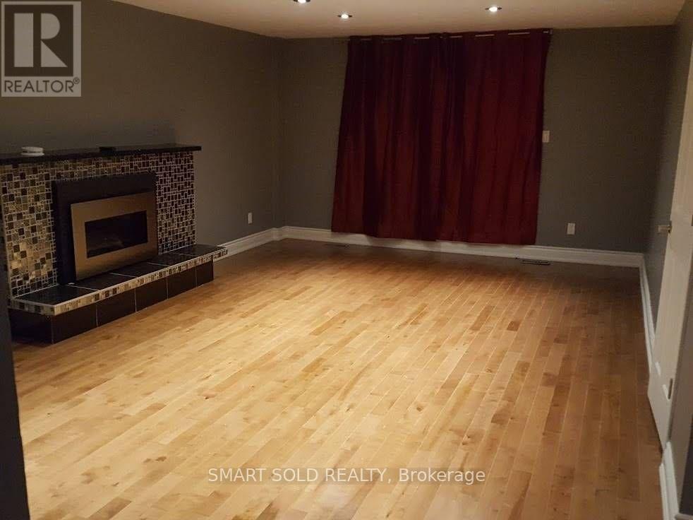 1116 Pomona Court, Mississauga, Ontario  L5C 1N2 - Photo 11 - W12057220