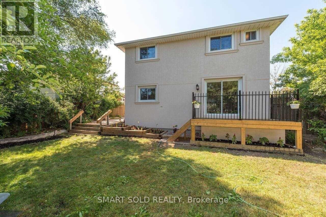 1116 Pomona Court, Mississauga, Ontario  L5C 1N2 - Photo 3 - W12057220