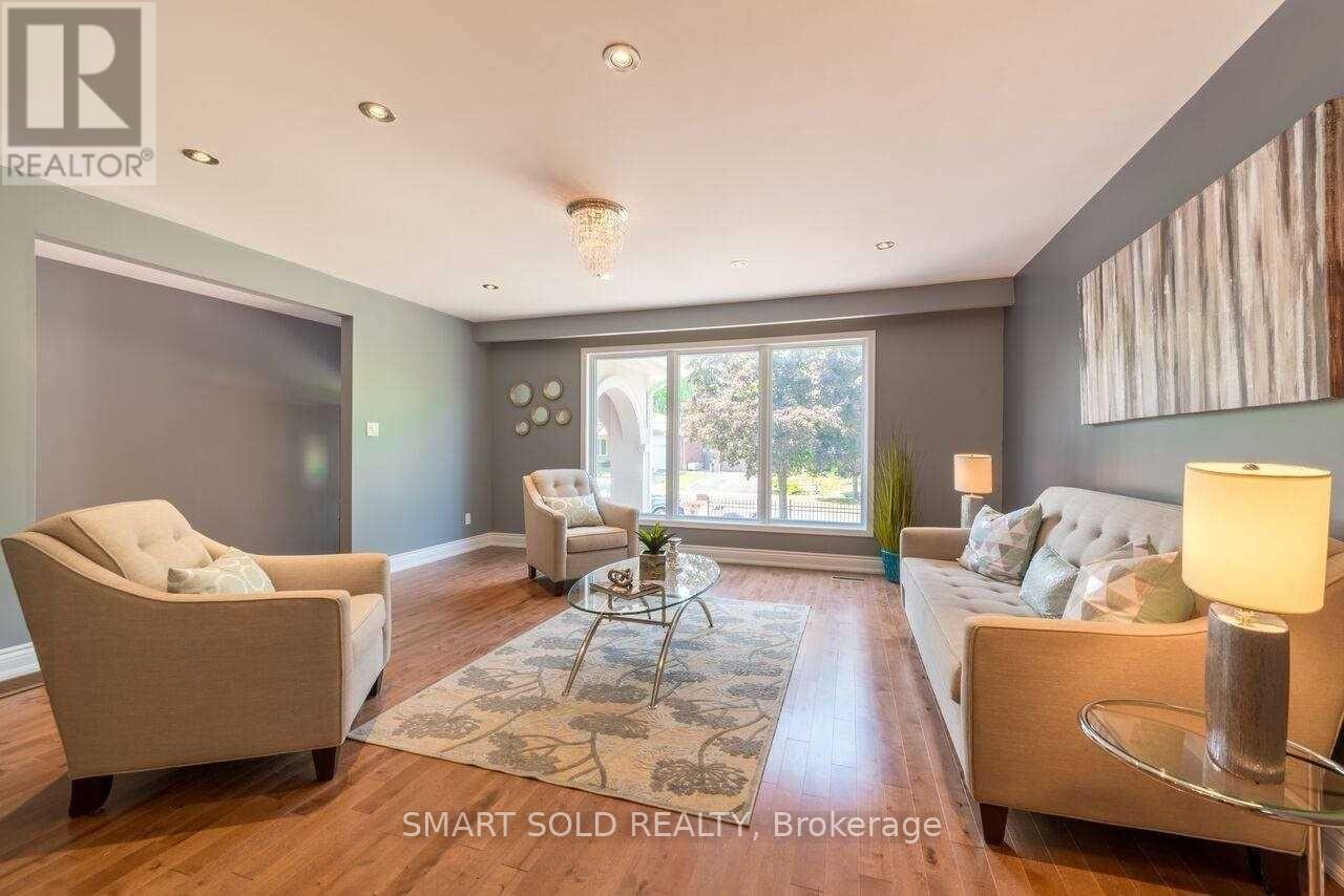1116 Pomona Court, Mississauga, Ontario  L5C 1N2 - Photo 4 - W12057220