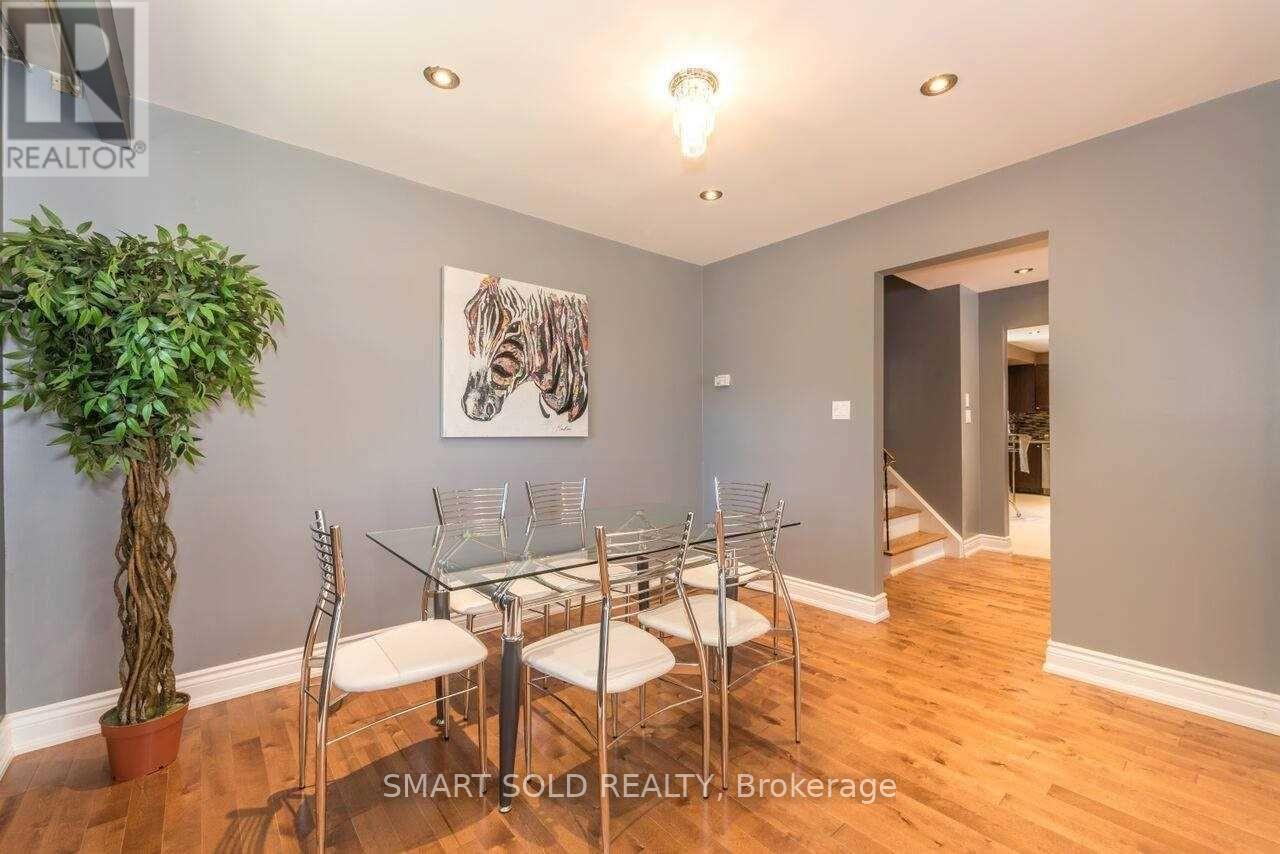 1116 Pomona Court, Mississauga, Ontario  L5C 1N2 - Photo 5 - W12057220