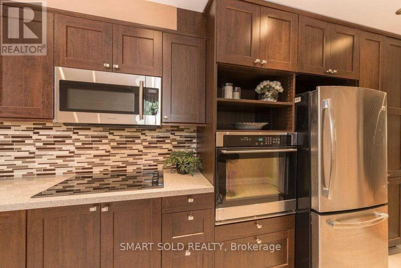 1116 Pomona Court, Mississauga, Ontario  L5C 1N2 - Photo 8 - W12057220
