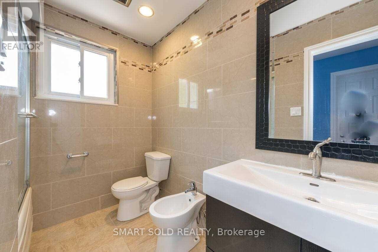 1116 Pomona Court, Mississauga, Ontario  L5C 1N2 - Photo 9 - W12057220