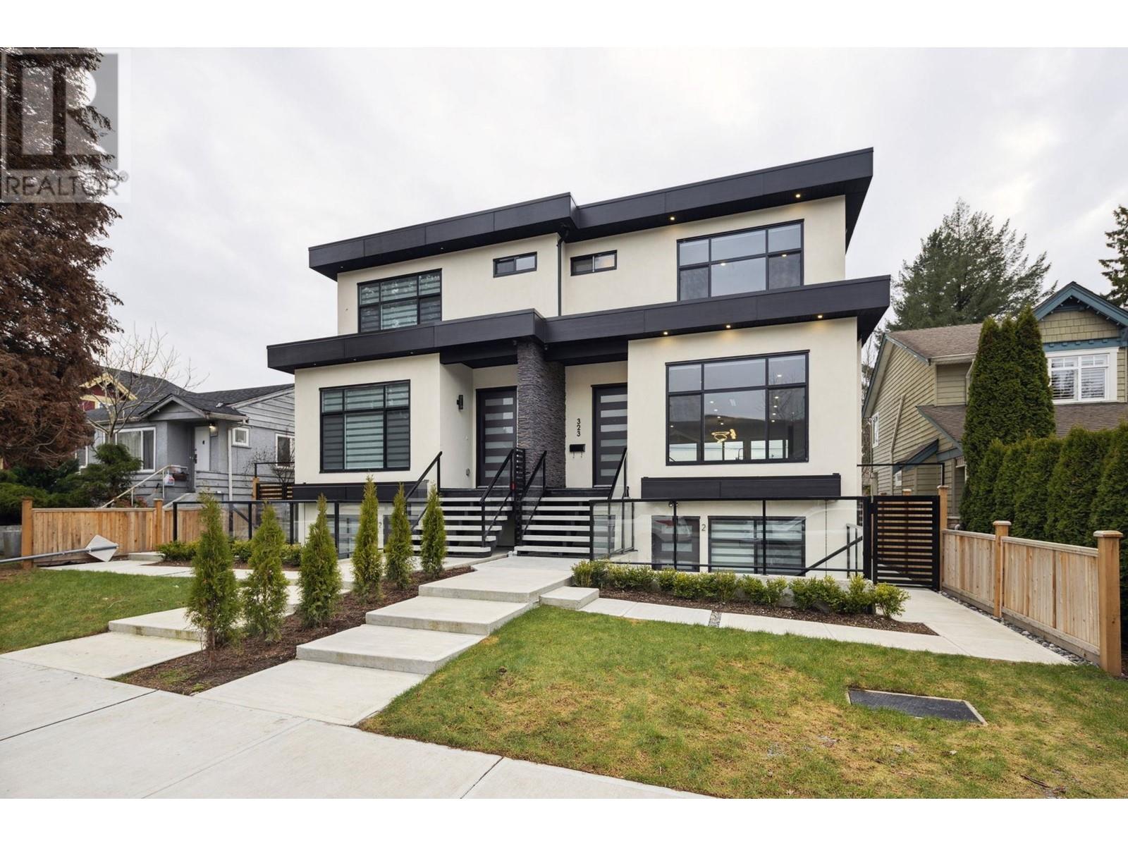 325 E 17th Street, North Vancouver, British Columbia  V7L 2W1 - Photo 2 - R2985166