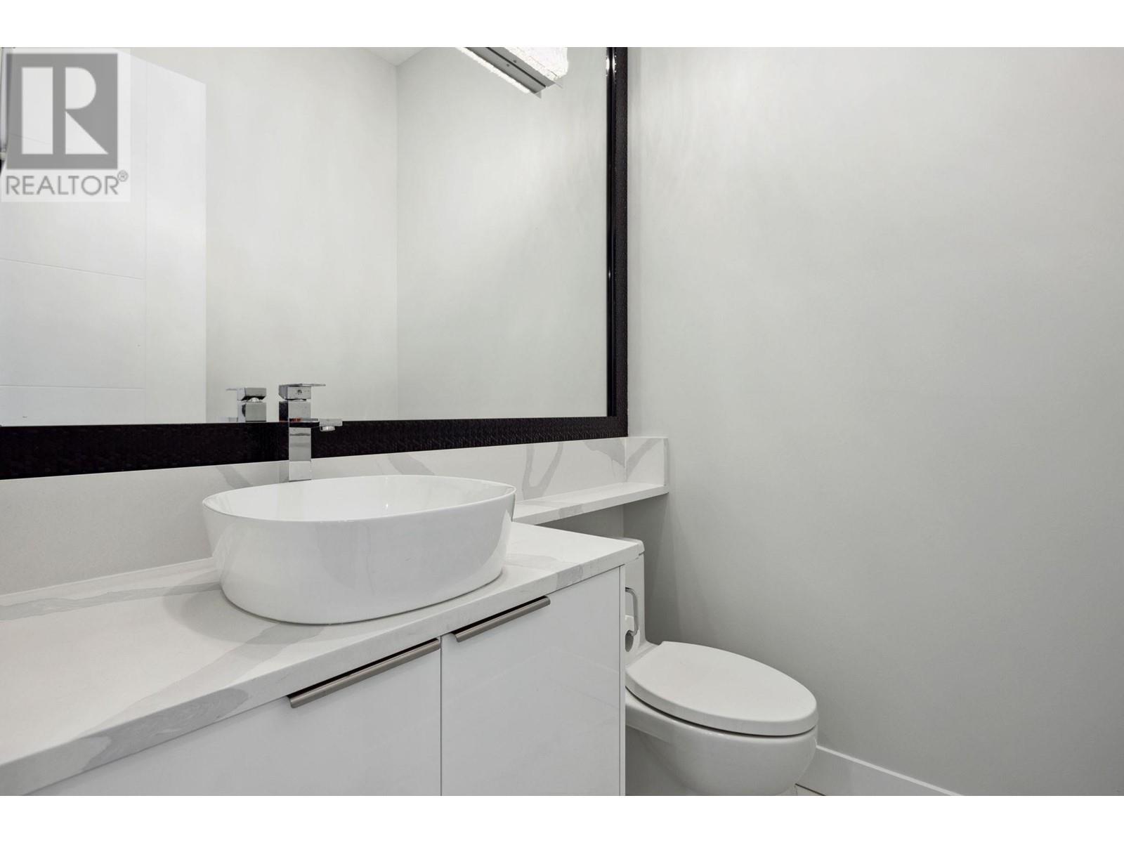 325 E 17th Street, North Vancouver, British Columbia  V7L 2W1 - Photo 7 - R2985166