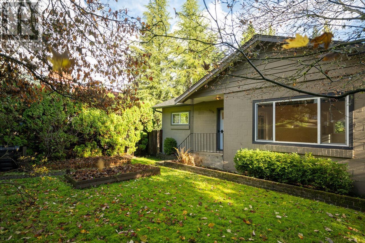 1858 Deep Cove Road, North Vancouver, British Columbia  V7G 1S6 - Photo 2 - R2985151
