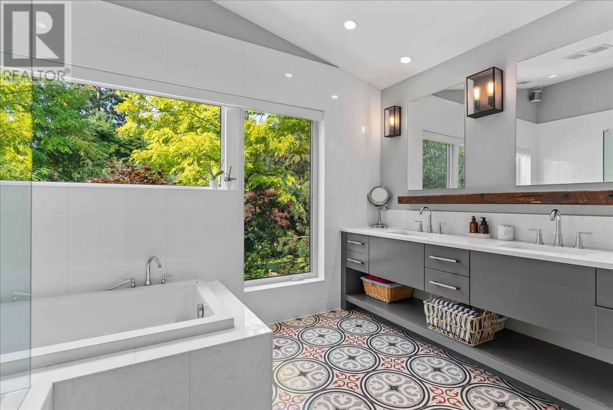 5664 Marine Drive, West Vancouver, British Columbia  V7W 2R6 - Photo 6 - R2985213