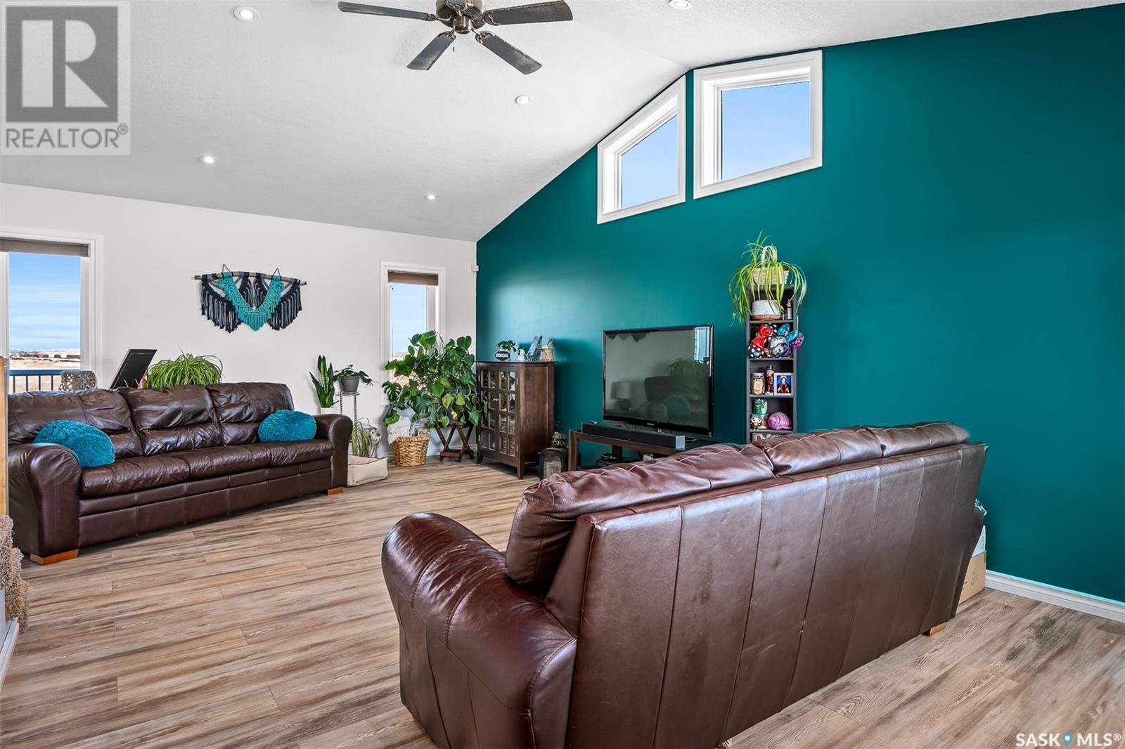 Property at 26 Belmont CRESCENT image 4